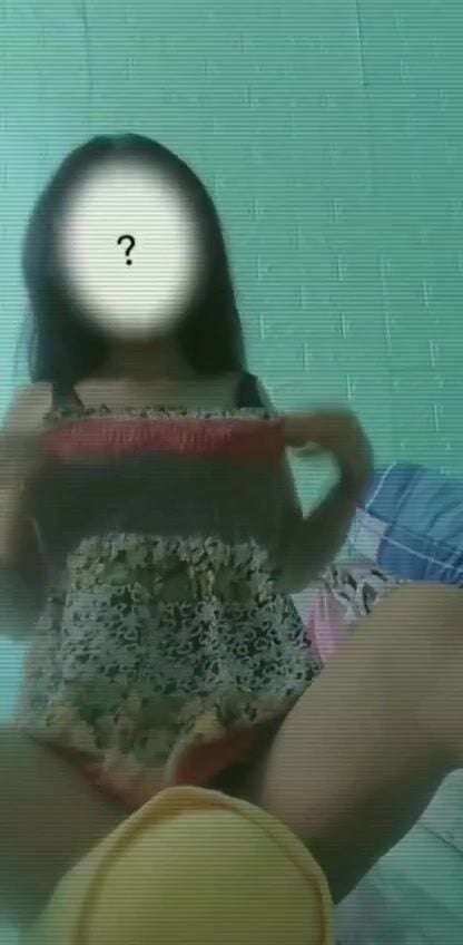 Bé rau quê ngồi tự quay video banh háng xoa cái lồn dâm đãng của mình cho a xem 3
